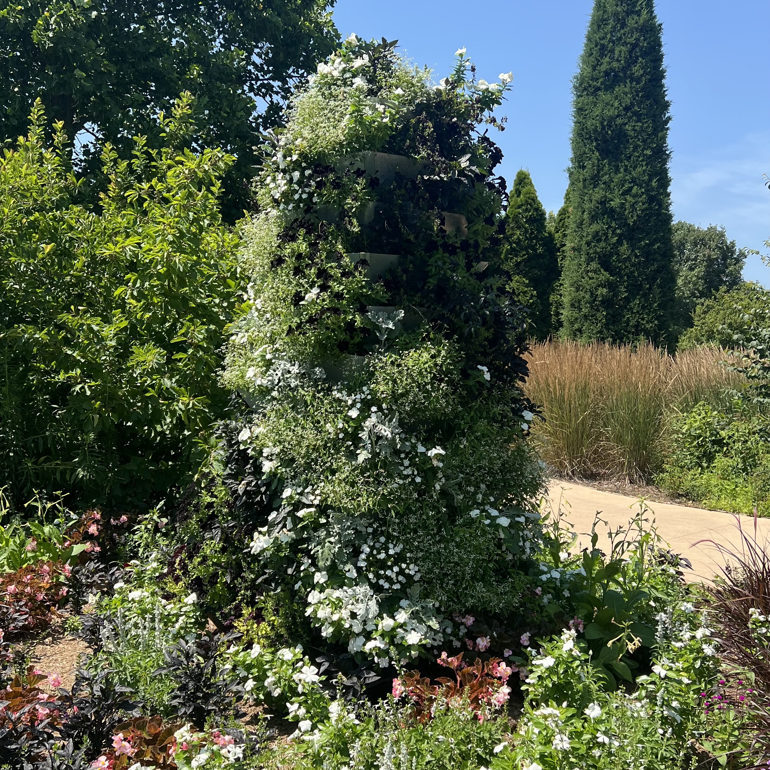 A flower tower with trailing black and white flowers