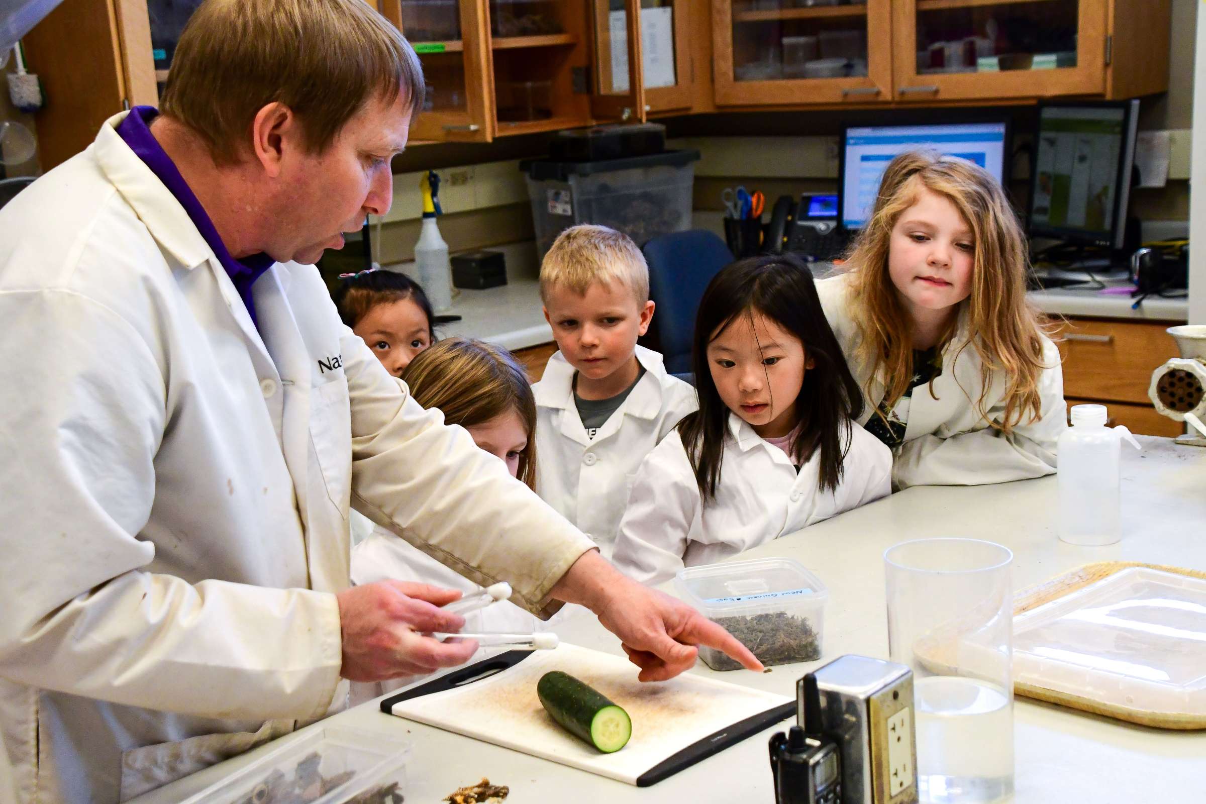 Youth campers visiting the entomology lab